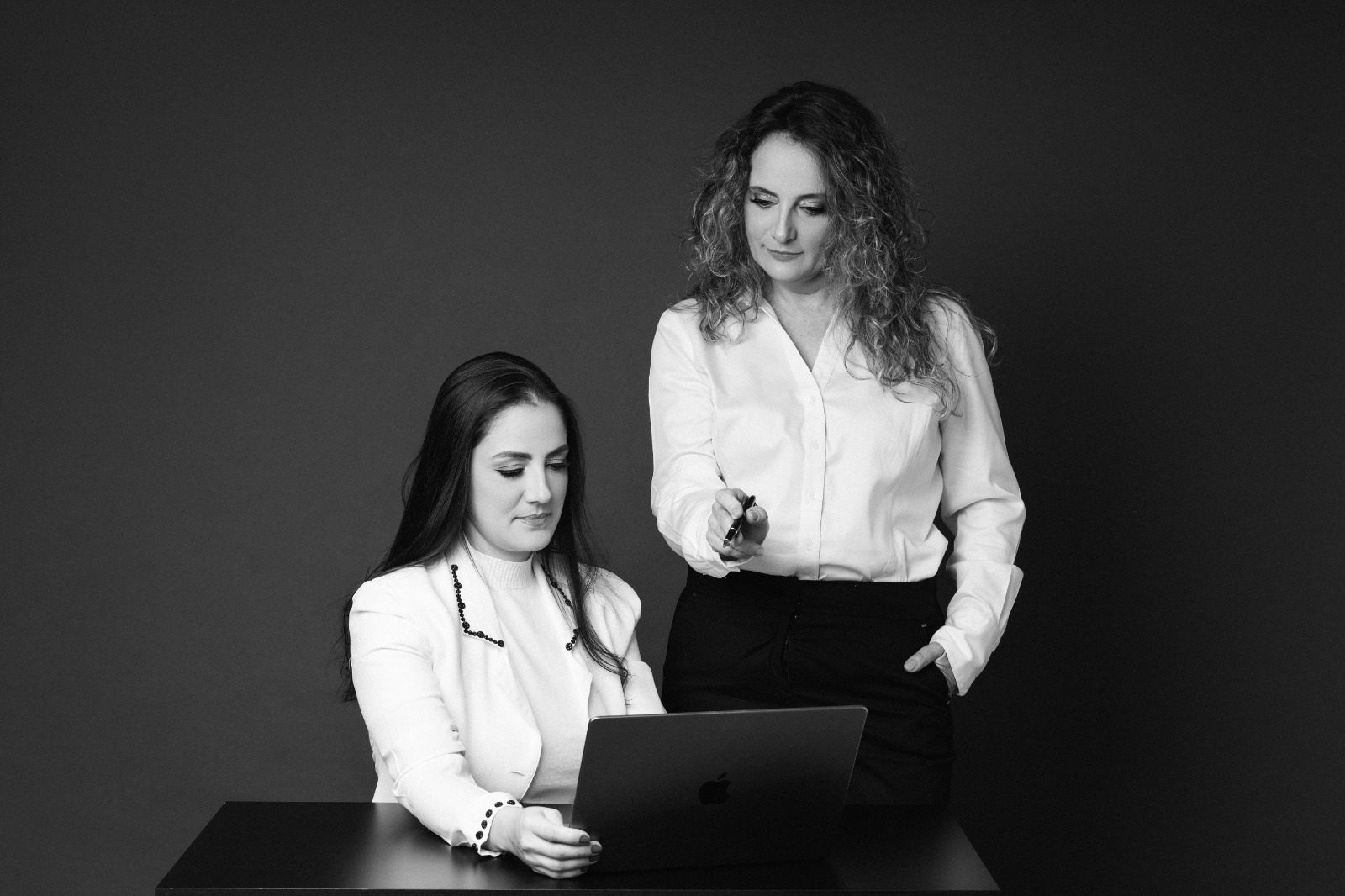 Dra. Kewri Rebeschini e Dra. Valquiria Rebeschini, sócias do escritório Rebeschini Advocacia, em momento de trabalho