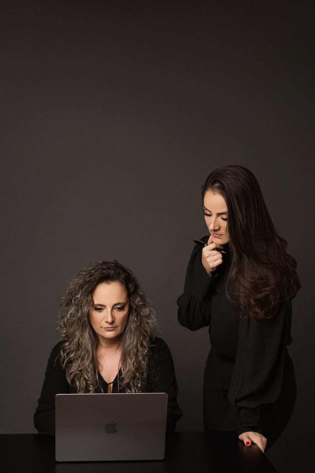 Dra. Kewri Rebeschini e Dra. Valquiria Rebeschini, sócias do escritório Rebeschini Advocacia