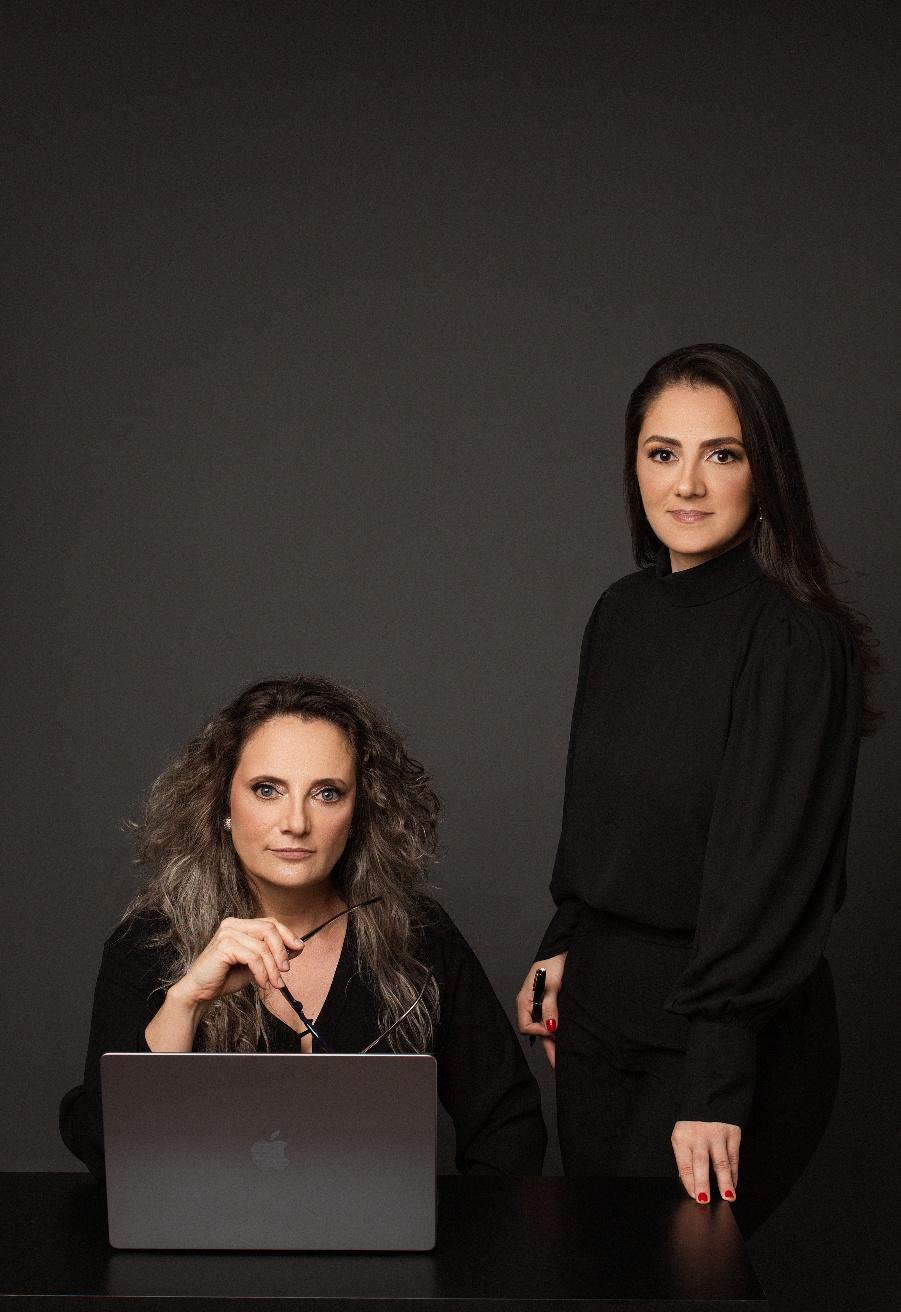 Dra. Kewri Rebeschini e Dra. Valquiria Rebeschini, sócias do escritório, durante análise de um caso